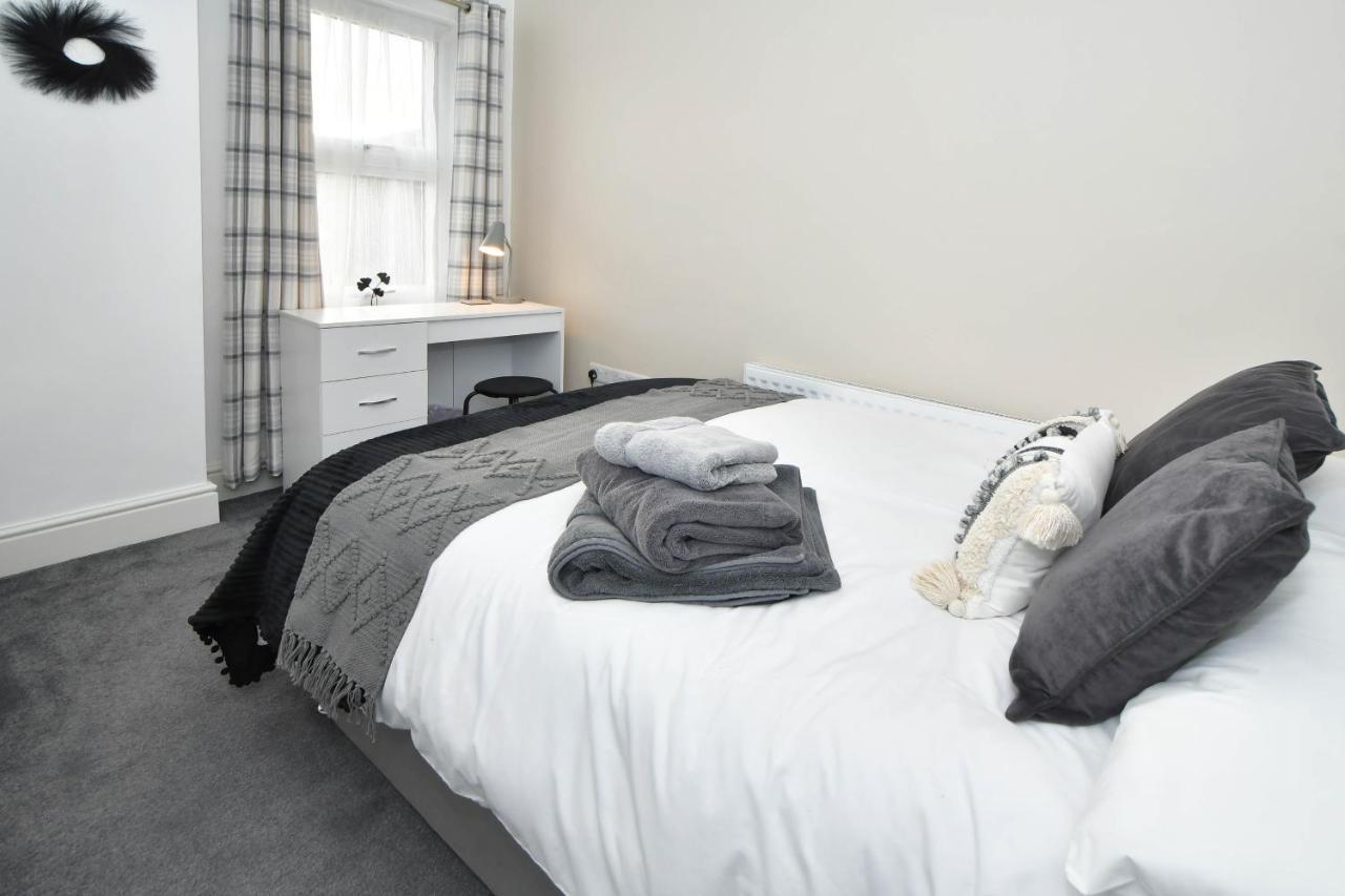 Find A Spacious And Stylish Escape In The City Centre At Sturgess House, Perfect For Longer Stays! Stoke-on-Trent Exterior photo