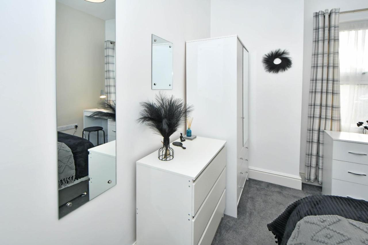 Find A Spacious And Stylish Escape In The City Centre At Sturgess House, Perfect For Longer Stays! Stoke-on-Trent Exterior photo