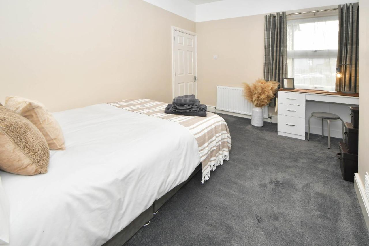 Find A Spacious And Stylish Escape In The City Centre At Sturgess House, Perfect For Longer Stays! Stoke-on-Trent Exterior photo